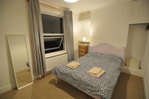 a bedroom with a bed with two towels on it at Exeter Quay & City Centre St Leonards in Exeter