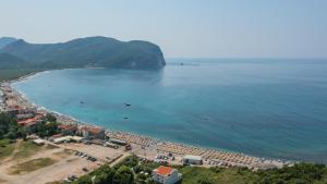 an aerial view of a beach with a crowd of people at Hotel AQUILO in Petrovac na Moru