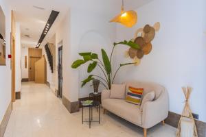 a living room with a chair and a plant at Hotel AQUILO in Petrovac na Moru
