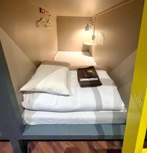 Postel nebo postele na pokoji v ubytování 新宿ニッカホテル