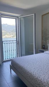 a bedroom with a bed and a view of the ocean at Lake Mirror in Lezzeno