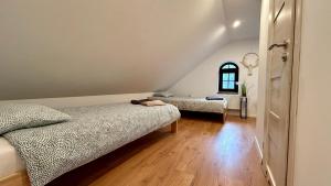 Posteľ alebo postele v izbe v ubytovaní Apartamenty GOSZOWIANKA