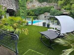 Bazén v ubytování Hotel Le Sully nebo v jeho okolí