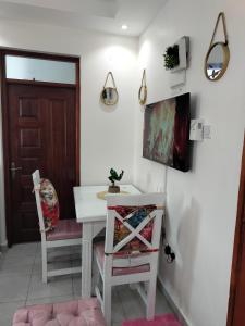 TV/trung tâm giải trí tại Khalisee homes studio apartment bamburi