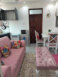 Nhà bếp/bếp nhỏ tại Khalisee homes studio apartment bamburi