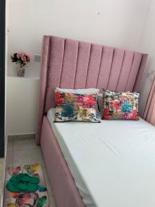 Giường trong phòng chung tại Khalisee homes studio apartment bamburi