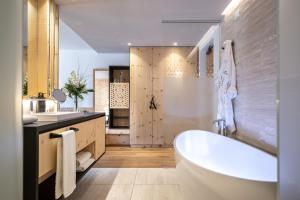 Kúpeľňa v ubytovaní Ciampedie Luxury Alpine Spa Hotel
