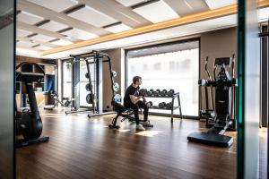 Posilňovňa alebo fitness centrum v ubytovaní Ciampedie Luxury Alpine Spa Hotel
