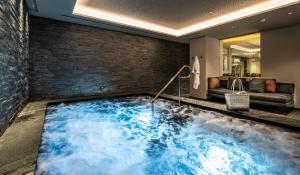 Bazén v ubytovaní Ciampedie Luxury Alpine Spa Hotel alebo v jeho blízkosti
