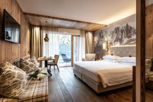 Posteľ alebo postele v izbe v ubytovaní Ciampedie Luxury Alpine Spa Hotel