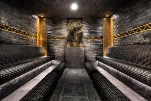 Posedenie v ubytovaní Ciampedie Luxury Alpine Spa Hotel