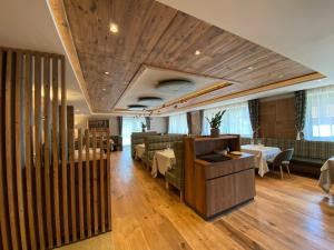 Posedenie v ubytovaní Ciampedie Luxury Alpine Spa Hotel