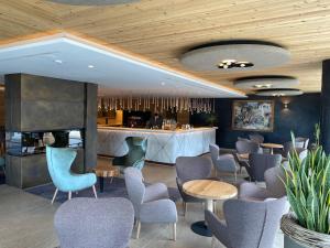 Posedenie v ubytovaní Ciampedie Luxury Alpine Spa Hotel
