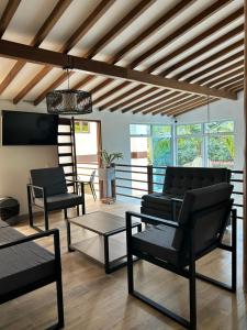 un soggiorno con mobili neri e soffitto in legno di Hotel Campo Real a Rionegro