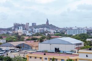 a view of a city with buildings and a mountain at Séjour Luxe à Mermoz - Confort & Emplacement Idéal in Dakar