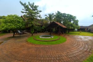 SandalMist Resort and Spa外面的花园