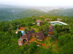 卡萨拉戈德SandalMist Resort and Spa的享有带游泳池的房屋的空中景致