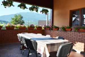 ボルシャにあるCasa La Marin Borșaの花の咲くパティオ(テーブル、椅子付)