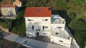 een luchtfoto van een wit huis met een rood dak bij Alén de Louro - Apartamento 4 Lariño in Gándara