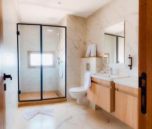un bagno con doccia, WC e lavandino di Elite View Hotel Dakhla a Dakhla