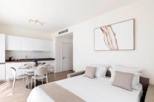 Postel nebo postele na pokoji v ubytování Regalia Suites - Free Parking + 37 fotografií