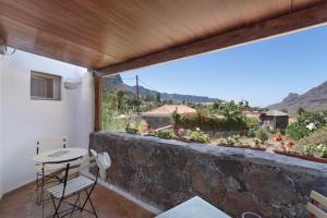 a balcony with a view of the mountains at Vv Casa Frasquita in San Bartolomé de Tirajana