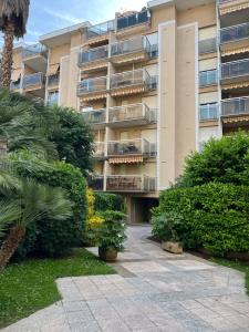 ein Apartmenthaus mit Büschen davor in der Unterkunft Cannes Paradis in Cannes