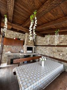 comedor con mesa y banco en Villa Garden, en Kremen