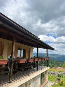 Un balcón de una casa con flores. en Villa Garden, en Kremen