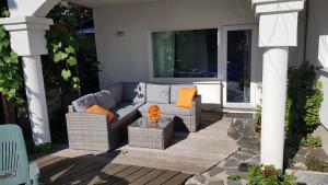 Et opholdsområde på Rooms Adax with huge Garden, Swimming Pool and BBQ