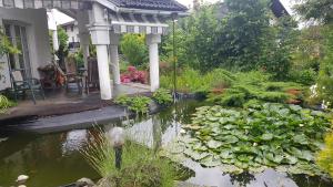 En have udenfor Rooms Adax with huge Garden, Swimming Pool and BBQ