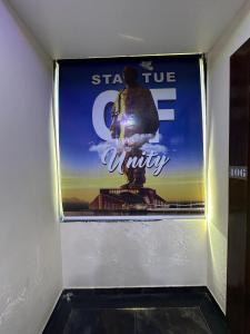 Hotel Moon View的证书、奖牌、标识或其他文件