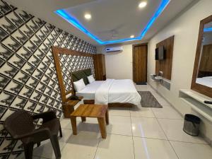 巴罗达Hotel Moon View的房间里有一张床和一张桌子的卧室