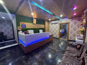 巴罗达Hotel Moon View的一间带有酒吧的沙龙，房间里有蓝色的灯光