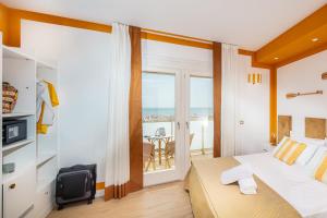 ein Schlafzimmer mit Bett und Meerblick in der Unterkunft Hotel Karinzia in Caorle