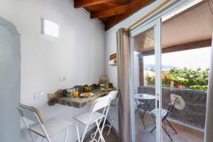 a kitchen with a table and chairs and a balcony at Vv Casa Frasquita in San Bartolomé de Tirajana