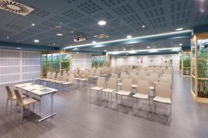 A seating area at Vincci Maritimo