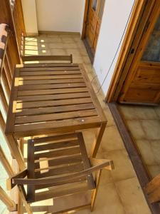 een bovenaanzicht van een houten bank in een gang bij Casa de pueblo in Samaniego