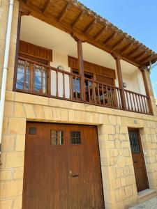 een huis met een balkon erbovenop bij Casa de pueblo in Samaniego