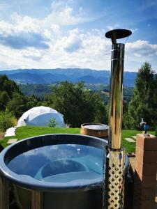 Nespecifikovaný výhled na hory nebo výhled na hory při pohledu z luxury tent