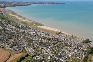 eine Luftansicht einer Stadt neben einem Strand in der Unterkunft Au bord de mer in Saint-Benoît-des-Ondes