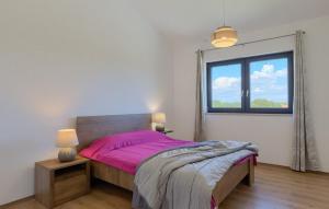 Ένα ή περισσότερα κρεβάτια σε δωμάτιο στο Villa Lia for 6 people near Pula with children playground and private pool