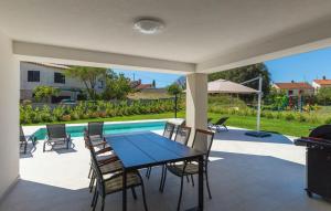 Πισίνα στο ή κοντά στο Villa Lia for 6 people near Pula with children playground and private pool