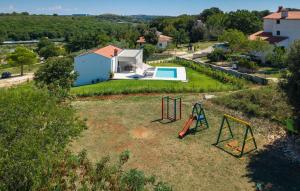 Ο χώρος παιχνιδιού για παιδιά στο Villa Lia for 6 people near Pula with children playground and private pool +40 φωτογραφίες
