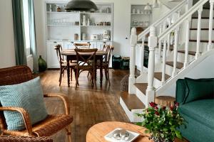 a dining room with a table and chairs at Chez Josie, cottage en Bretagne in Bannalec