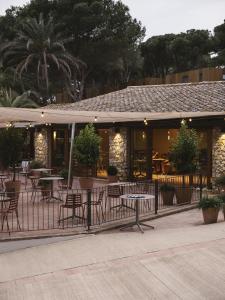 Reštaurácia alebo iné gastronomické zariadenie v ubytovaní wecamp Cala Montgó