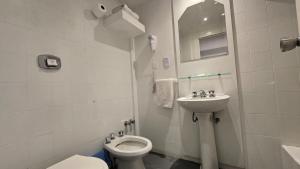 コルドバにあるSantiago Hotelのトイレと洗面台を備えた白いバスルーム +23枚の写真