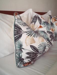 a bag sitting on top of a bed at Mi Casa Su Casa in Montijo