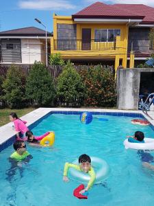 Kolam renang di atau dekat dengan 놀러와 게스트하우스 세부점