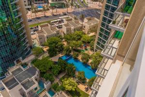 Bazén v ubytování Splendid Apartments with Burj Khalifa and Fountain View nebo v jeho okolí